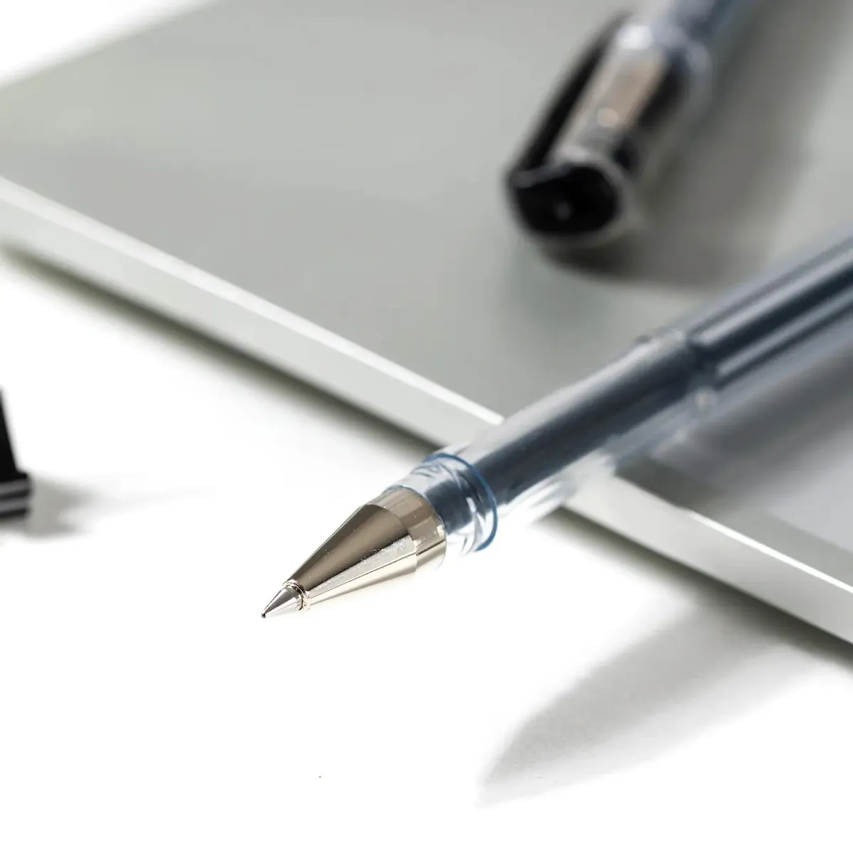 Ручка гелевая Deli EG65-BK - фото 2