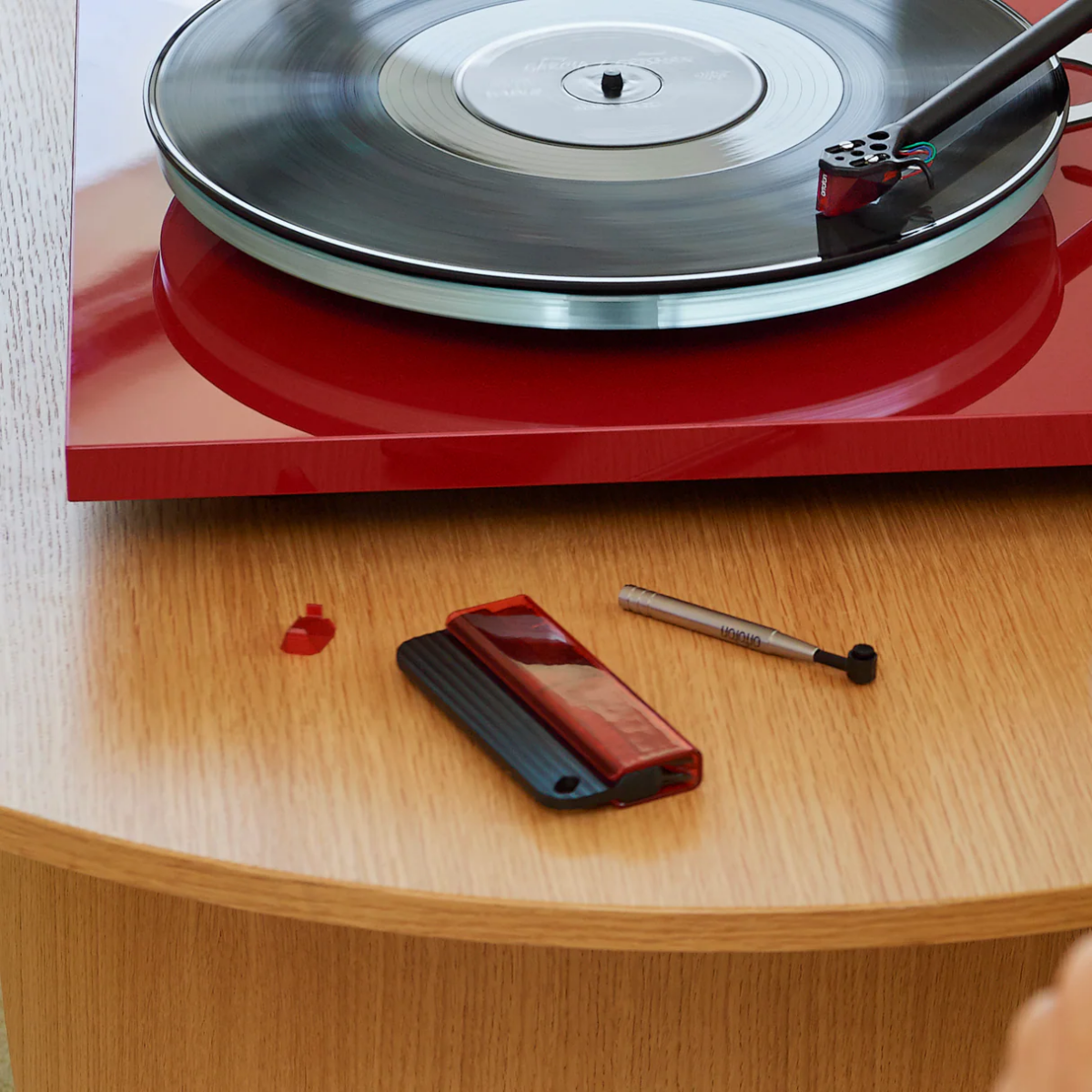 Чистящая щётка Ortofon Carbon Fiber Record Brush Red - фото 3