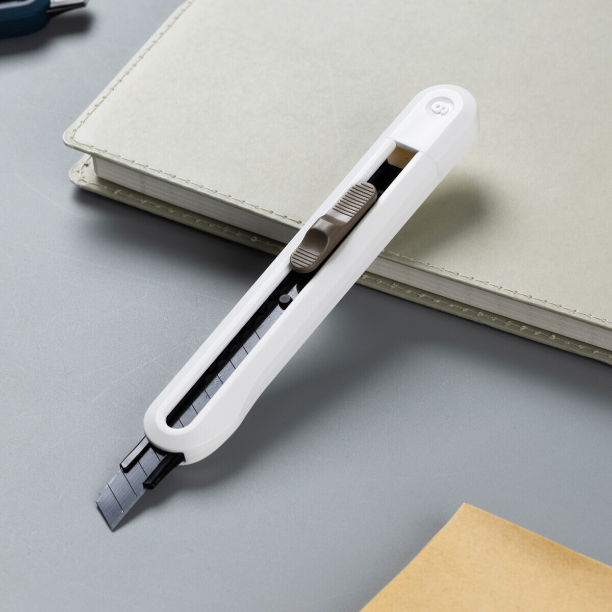 Канцелярский нож Deli ENS063 White - ENS063-WT - фото 5